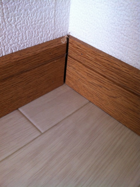 冷蔵庫下の腐食-床仕上げ巾木3.JPG